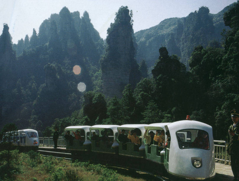 張家界十里畫廊小火車.jpg